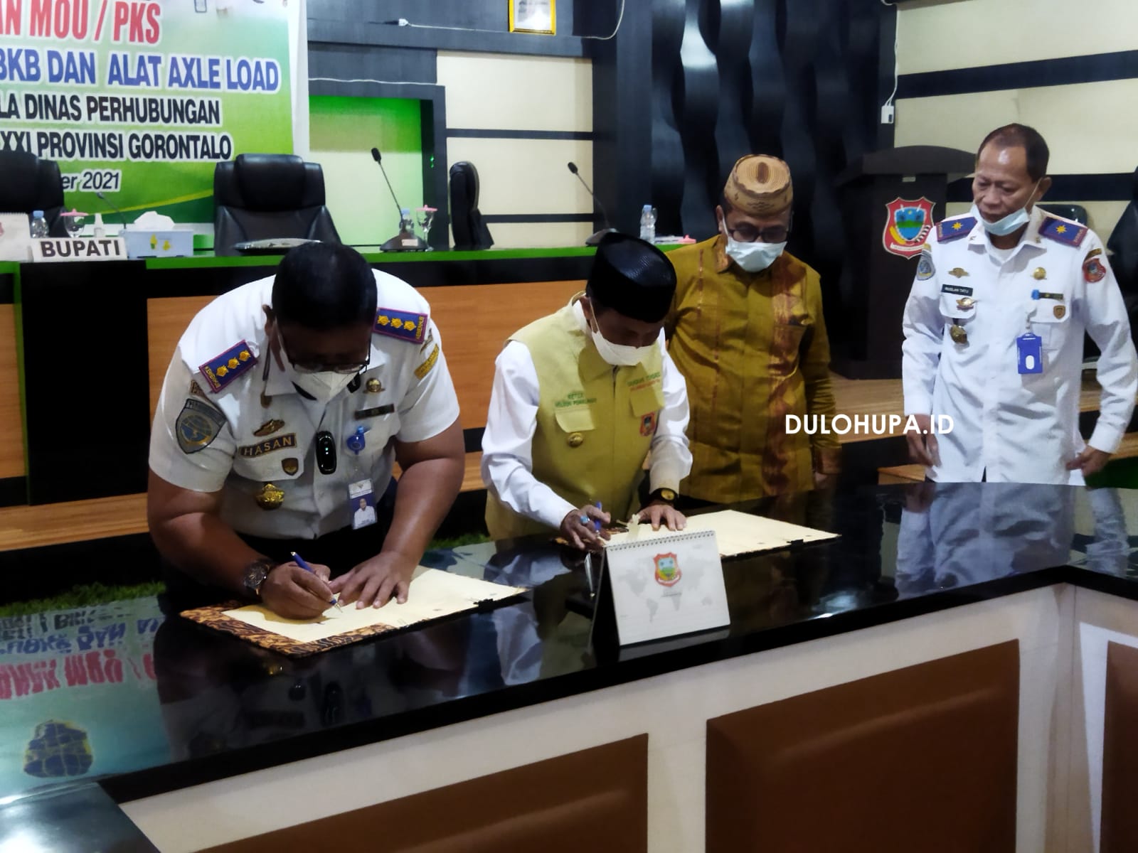 Bupati Gorontalo, Nelon Pomalingo saat menandatangani MOU bersama BPTD Wilayah XXI Provinsi Gorontalo/Fandiyanto Pou