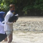 Guru di Gorontalo harus menyebrangi sungai untuk mengajar/Wawan Akuba