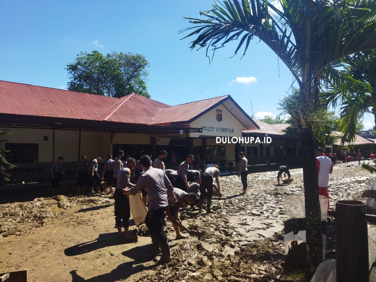 Kondisi lumpur di halaman Polres Gorontalo/Fandiyanto Pou