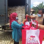 Seorang warga menerima beras dari Polda Gorontalo/