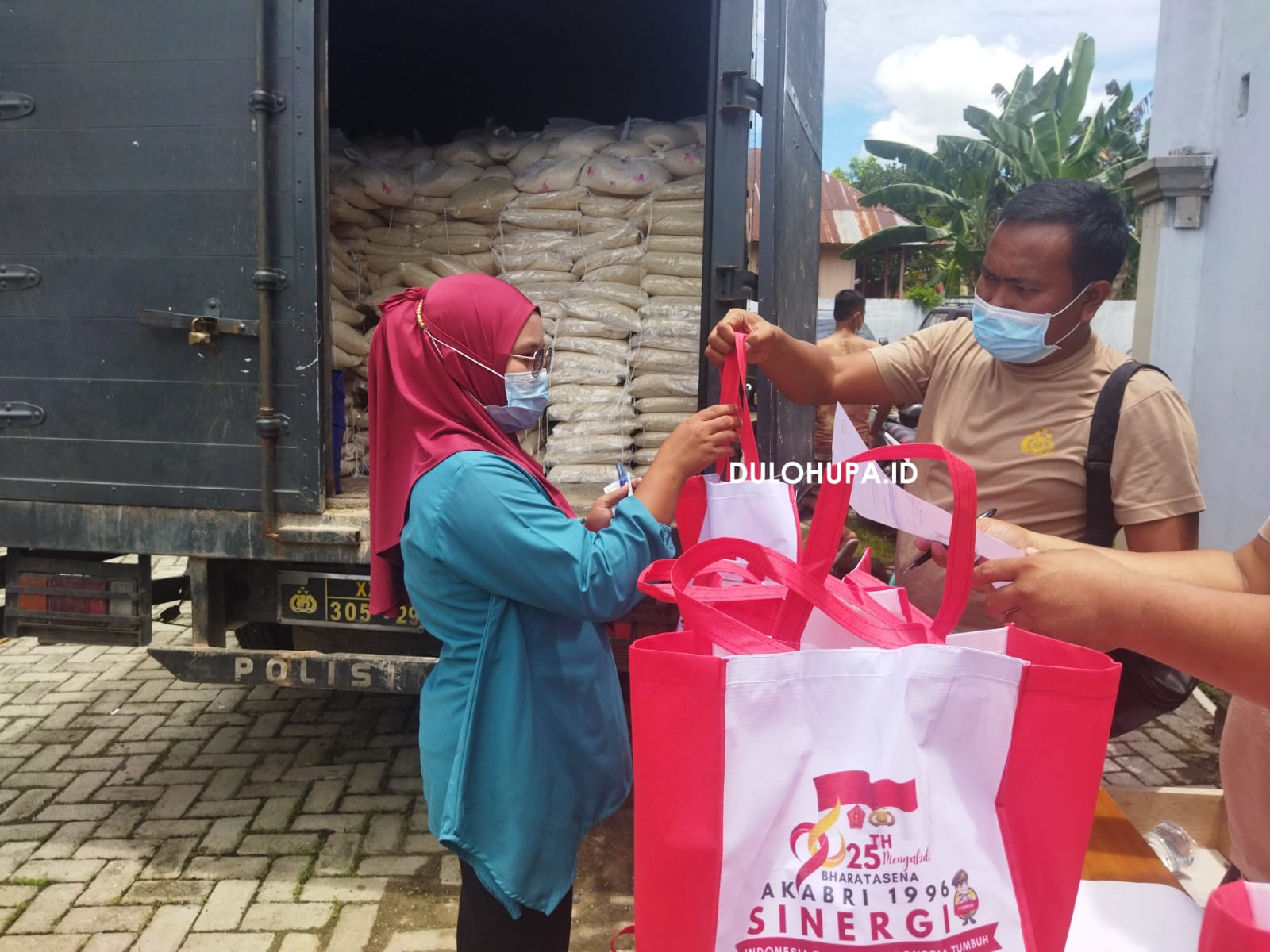Polda Gorontalo Beri 5 kg Beras untuk Setiap Warga yang Divaksinasi Covid-19