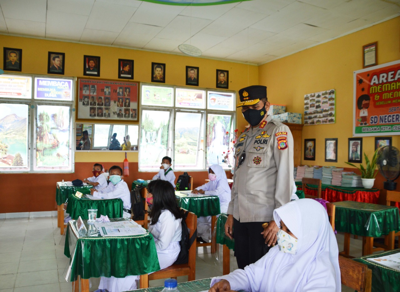 Pagi-pagi Pantau Protkes, Kapolda Gorontalo Datangi Sekolah Dasar di Talaga