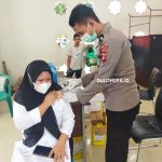 Polres Gorontalo saat melakukan giat vaksinasi di Masjid Agung Baiturrahman/Fandiyanto Pou