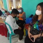 Warga masyarakat Pohuwato saat mendatangi puskesmas Marisa untuk divaksin. Foto/Surdin.