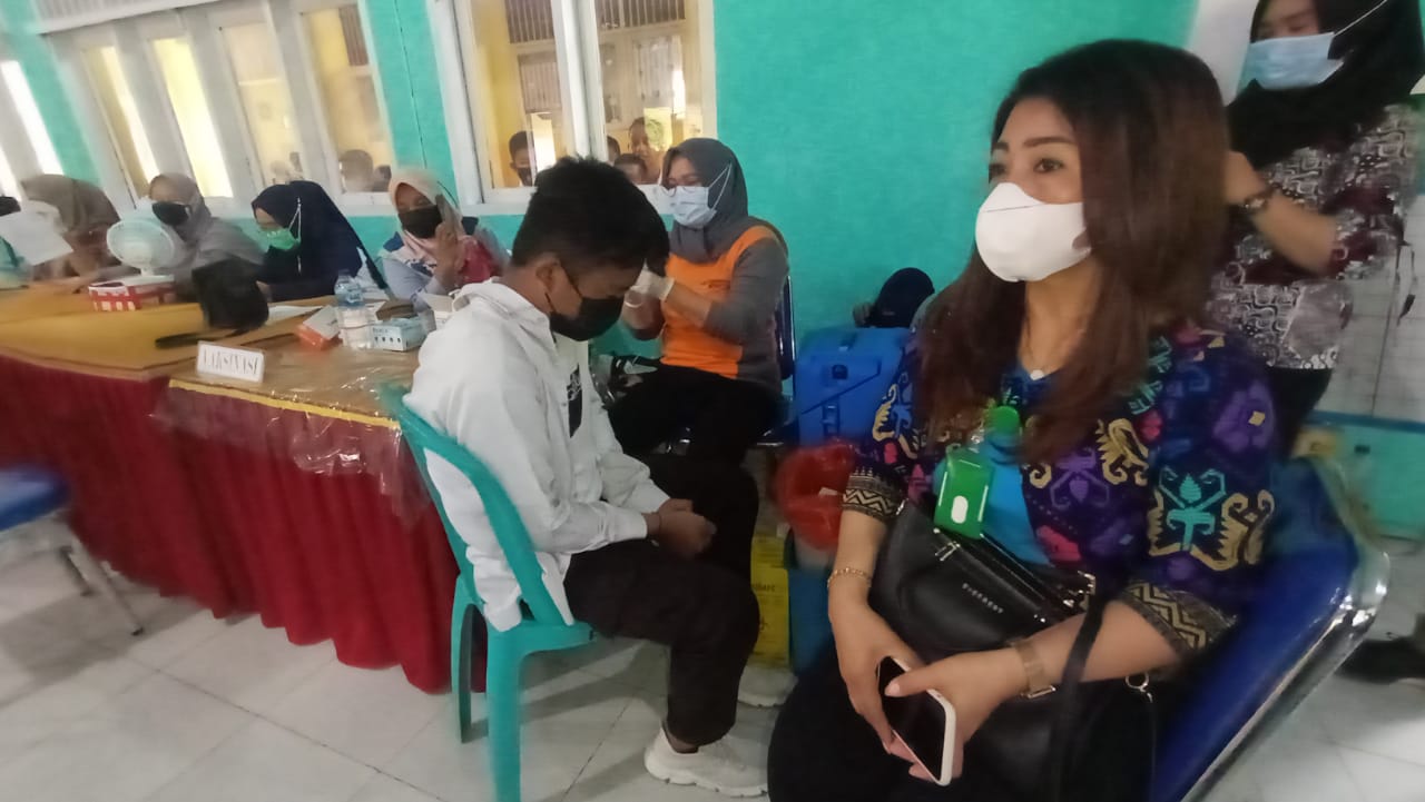 Warga masyarakat Pohuwato saat mendatangi puskesmas Marisa untuk divaksin. Foto/Surdin.
