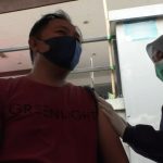Seorang warga sedang mengikuti vaksinasi di Citimall Groontalo/Abdi Nugroho
