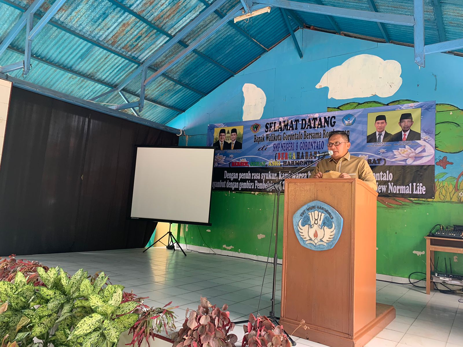 Wali Kota Gorontalo Marten Taha saat memberikan sambutan pada pembukaan PTM di SMP Negeri 8 Kota Gorontalo/Reinaldi Julfirman