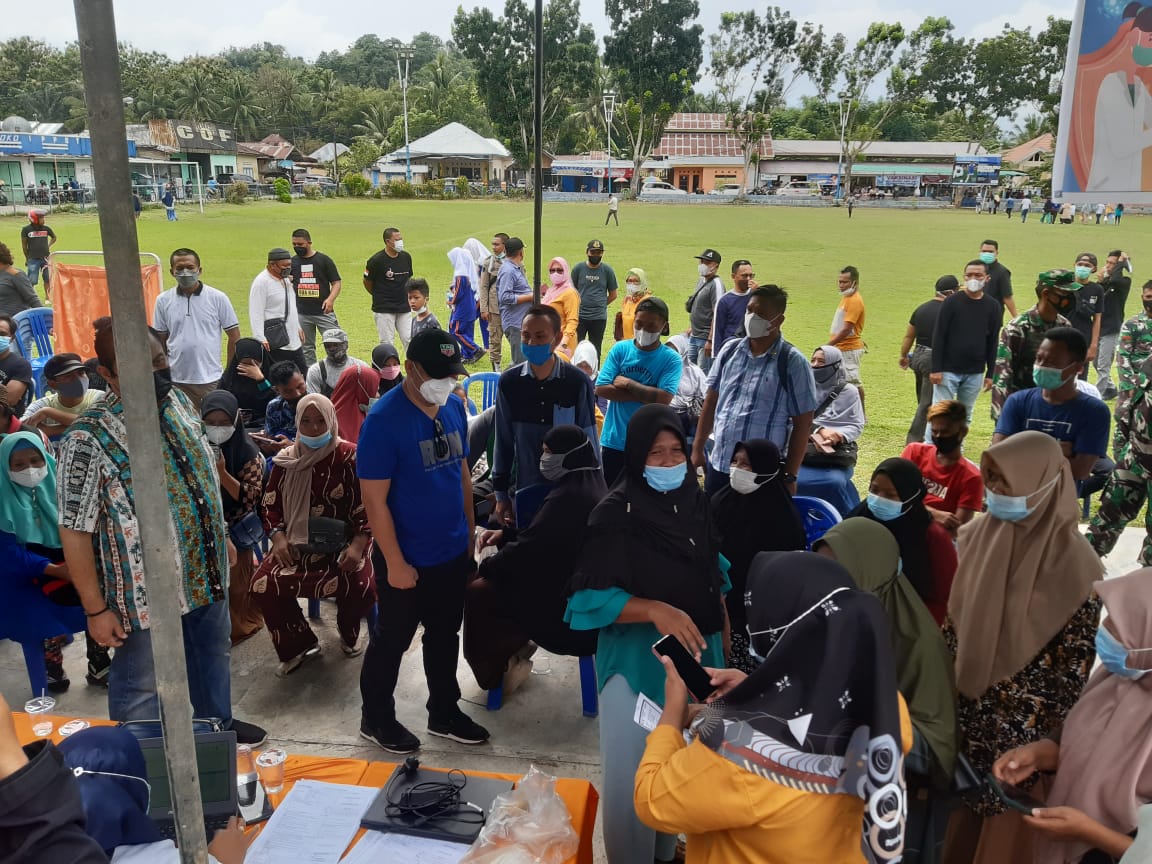 Hamim Pou (Kaos Biru Tua) sedang berada di tengah masyarakat yang antri vaksin/DF
