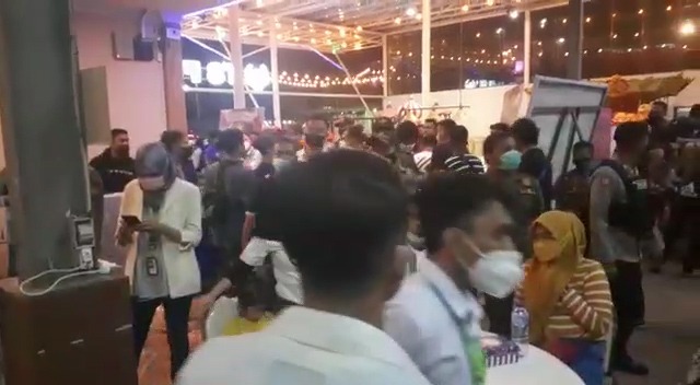 Tampak kerumunan yang dibubuarkan polisi/