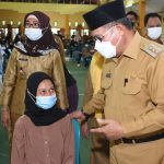 Walikota Gorontalo Marten Taha saat memantau pelaksanaan Vaksinasi Di SMK N 1 Kota Gorontalo/Humas