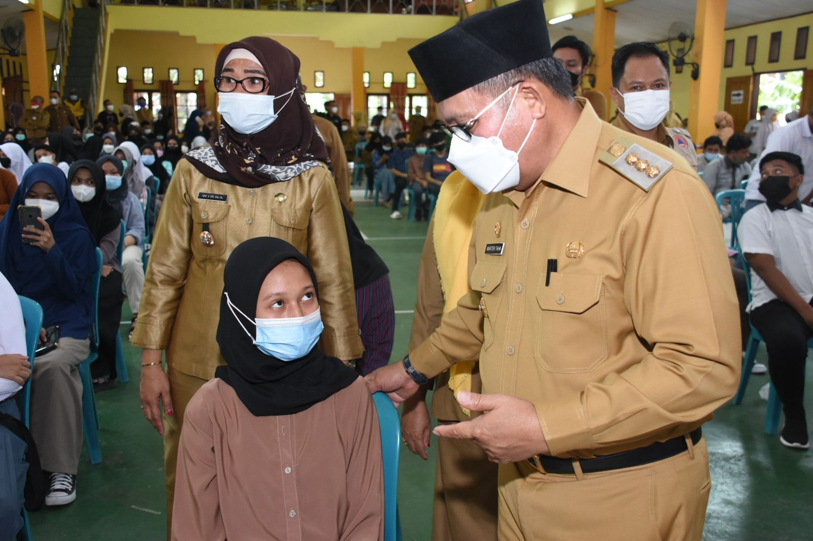 Walikota Gorontalo Marten Taha saat memantau pelaksanaan Vaksinasi Di SMK N 1 Kota Gorontalo/Humas