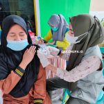 Dua orang mahasiswa UNG saat melakukan vaksin Covid-19 di Desa Sipayo/Hendrik Gani