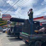 Koordinator aksi Sandi Mobi saat menyampaikan orasinya di depan Kampus Universitas Negeri Gorontalo/Reinaldi Julfirman