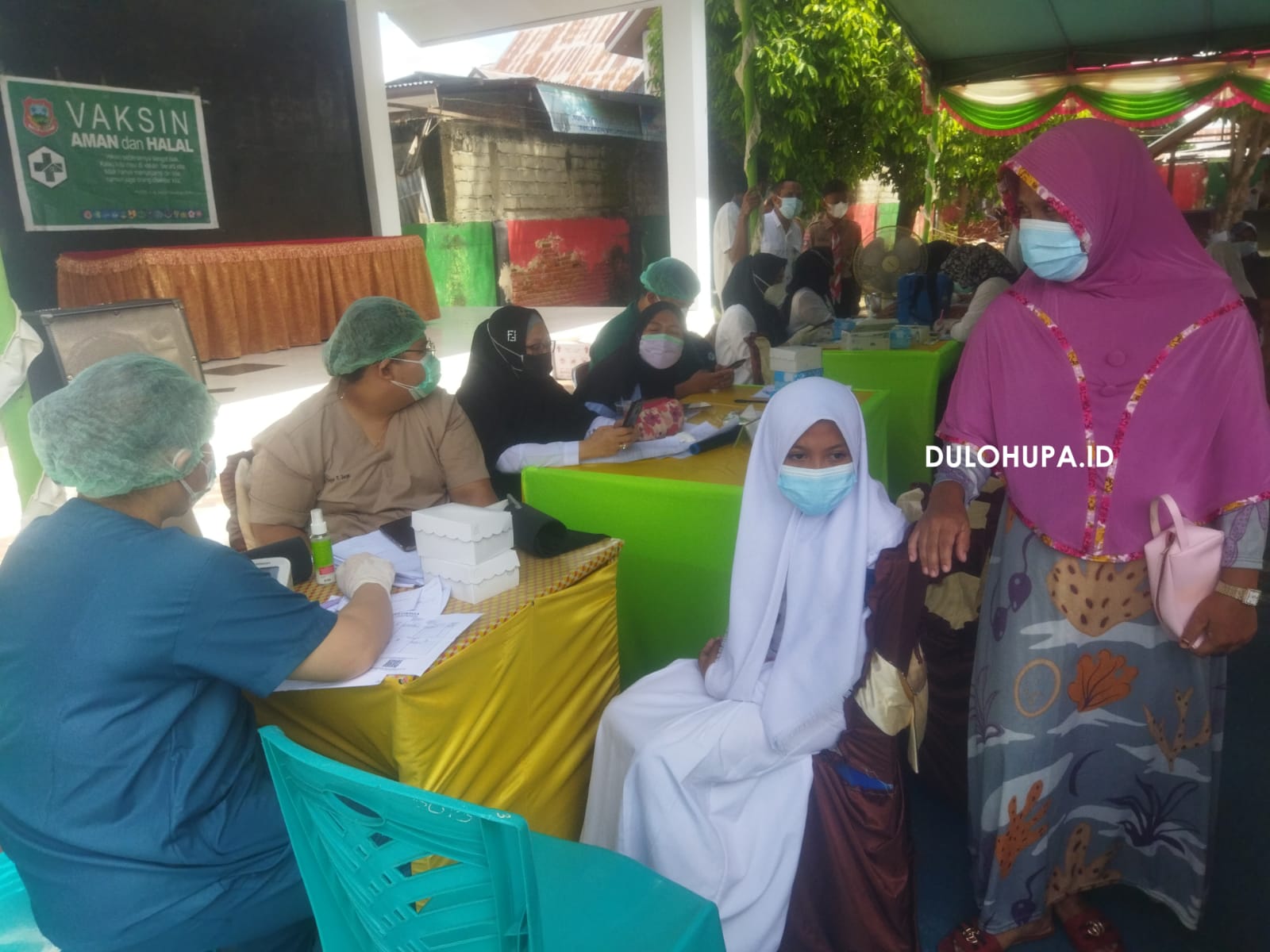 Vaksinasi untuk para siswa yang berlangsung di SMP Negeri 2 Limboto/Fandiyanto Pou