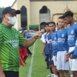 Bupati Bone Bolango, Hamim Pou saat memberikan arahan kepada anggota tim Bonebol FC dan Goronalo FC/D.F