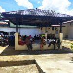 Puluhan warga dari Desa Pilobuhuta saat menunggu di depan Kantor Pengadilan Negeri Limboto/Fandiyanto Pou