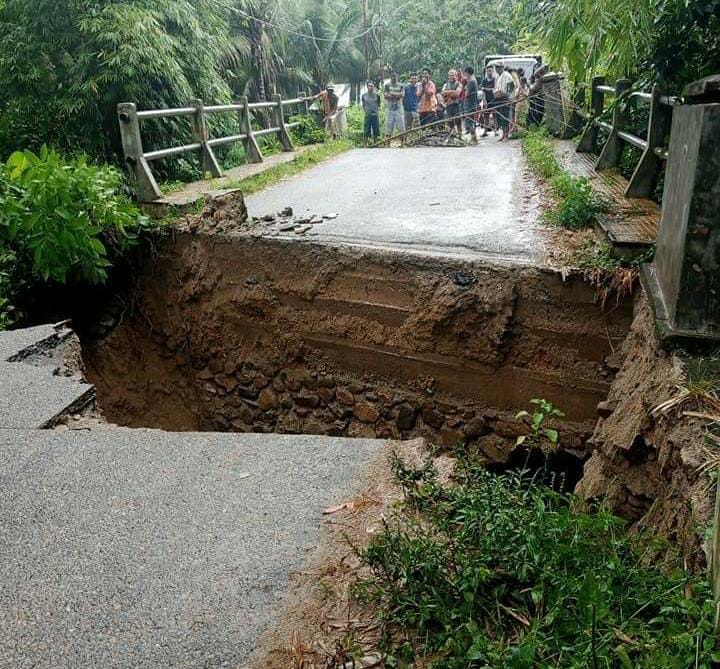 Jalan di Desa Ulapato A, Kecamatan Telah Biru longsor/BPBD Kabupaten Gorontalo
