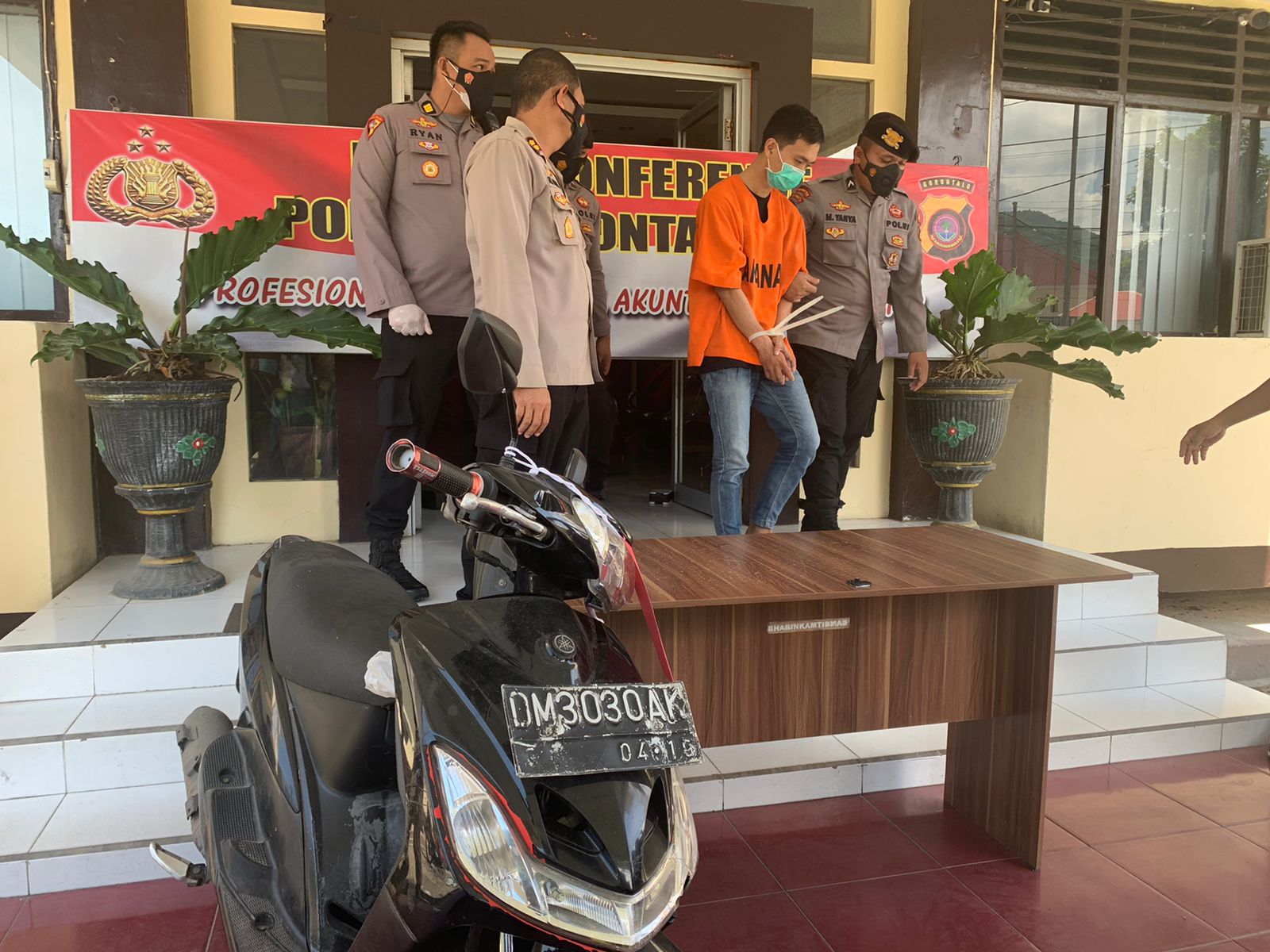 SP pelaku pencurian sepeda motor beserta barang bukti berupa satu unit sepeda motor diamankan oleh Pores Gorontalo Kota/Reinaldi Julfirman