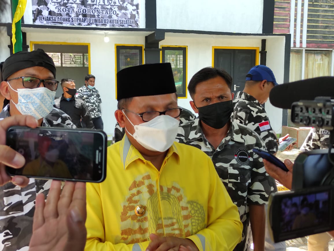 Wali Kota Gorontalo, Marten Taha pada kegiatan Barisan Pemuda Nusantara (BAPERA) dalam rangka memperingati hari sumpah pemuda, Kamis (28/10/21) di Taman Kota Gorontalo.