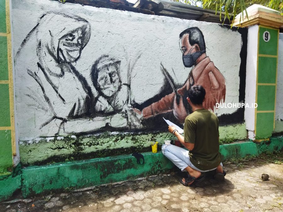 Seorang seniman dalam Mural Bhayangkari Festival 2021 di Gorontalo/Fandiyanto Pou