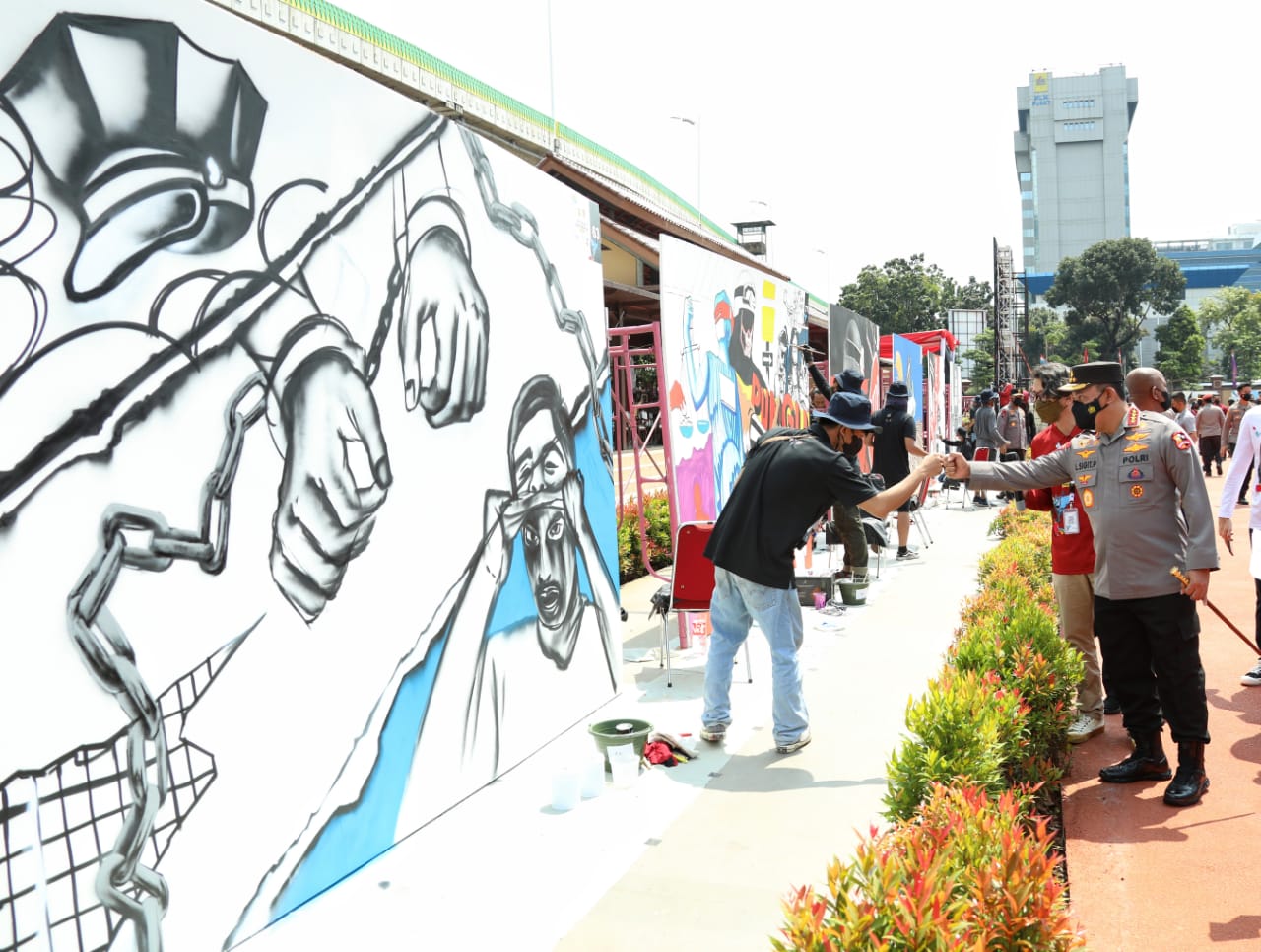 Kapolri Jenderal Listyo Sigit Prabowo meninjau karya mural/tim