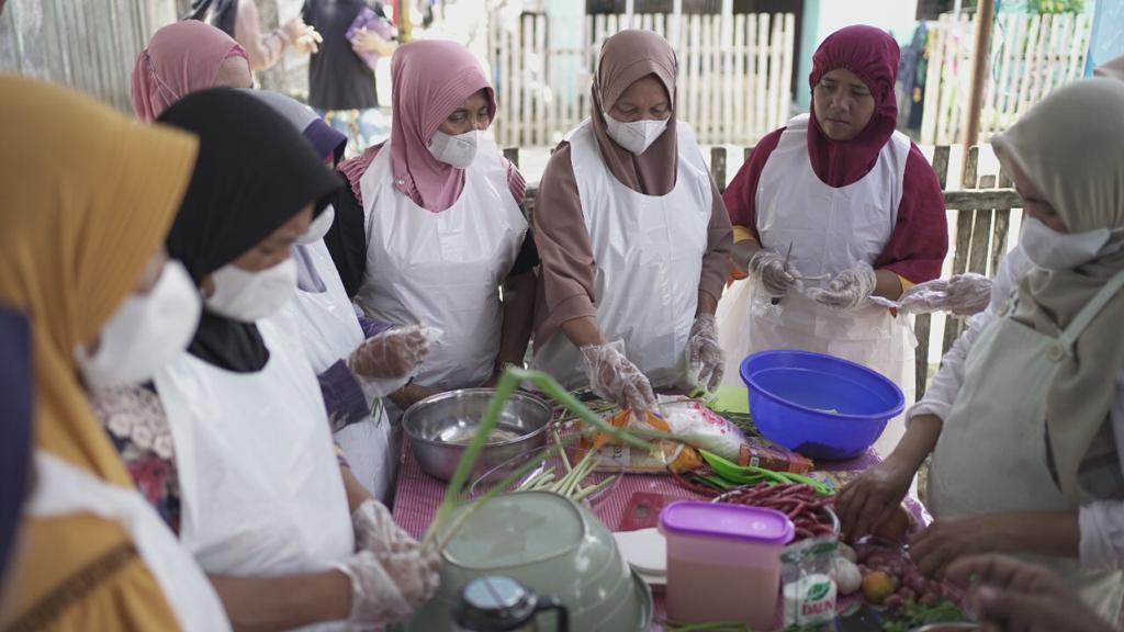 Kelompok perempuan Uwedikan saat mengikuti pelatihan pengolahan makanan dari hasil laut. Foto/Andri Arnold