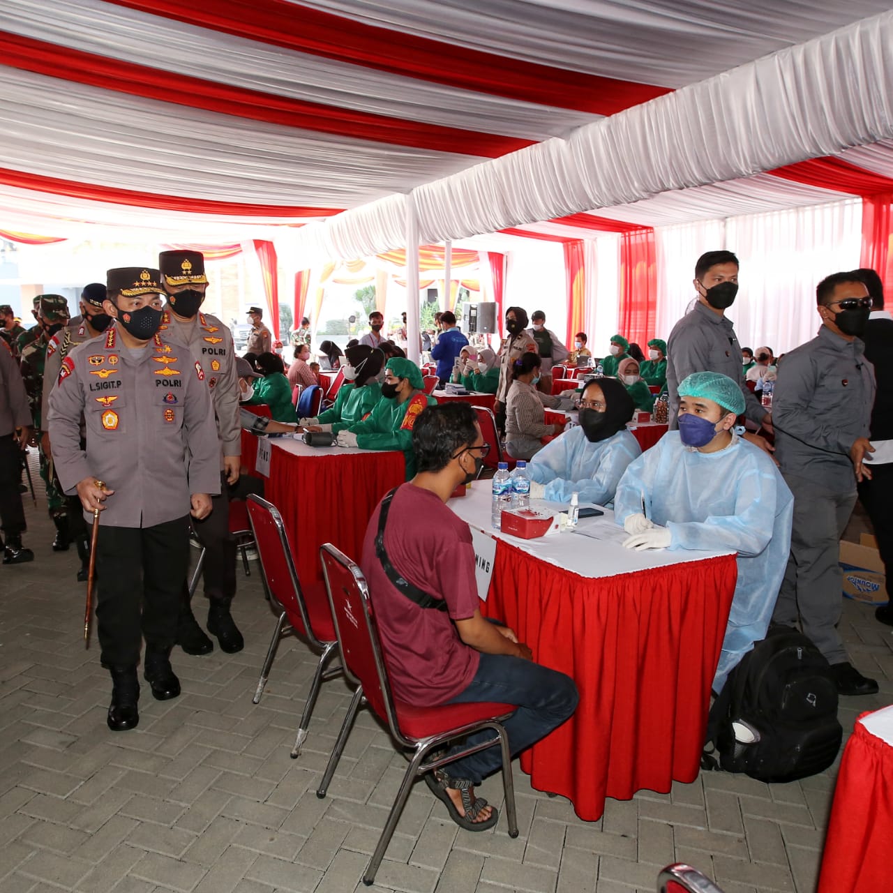 Kapolri saat menghadiri kegiatan vaksinasi dan bakti sosial yang diselenggarakan Akabri 1990 di Gedung Jaga Nusantara 1 (JN1) Kelapa Dua, Tangerang Selatan, Selasa, (26/10/2021).