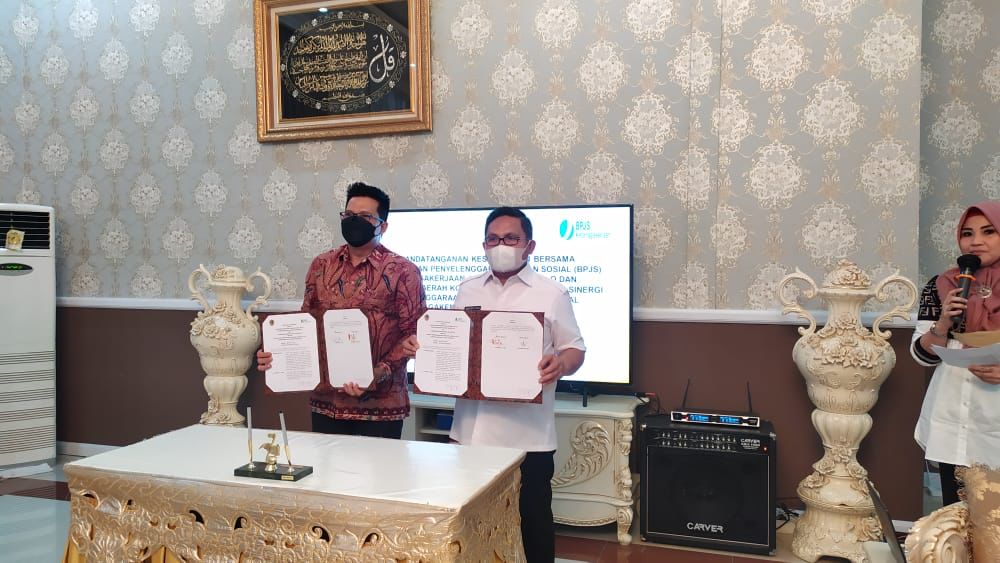 Pendatanganan kesepatakatan antara Wali Kota Gorontalo dan Kepala BPJS Ketenagakerjaan Cabang Gorontalo/Humas