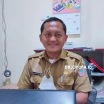 Hasan Haluta Kabid Perizinan Dinas Penanaman Modal Kabupaten Pohuwato saat ditemui di ruang kerjanya/Hendrik Gani