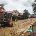 Tampak alat berat sedang mengeruk lumpur di Polres Gorontalo/Fandiyanto Pou