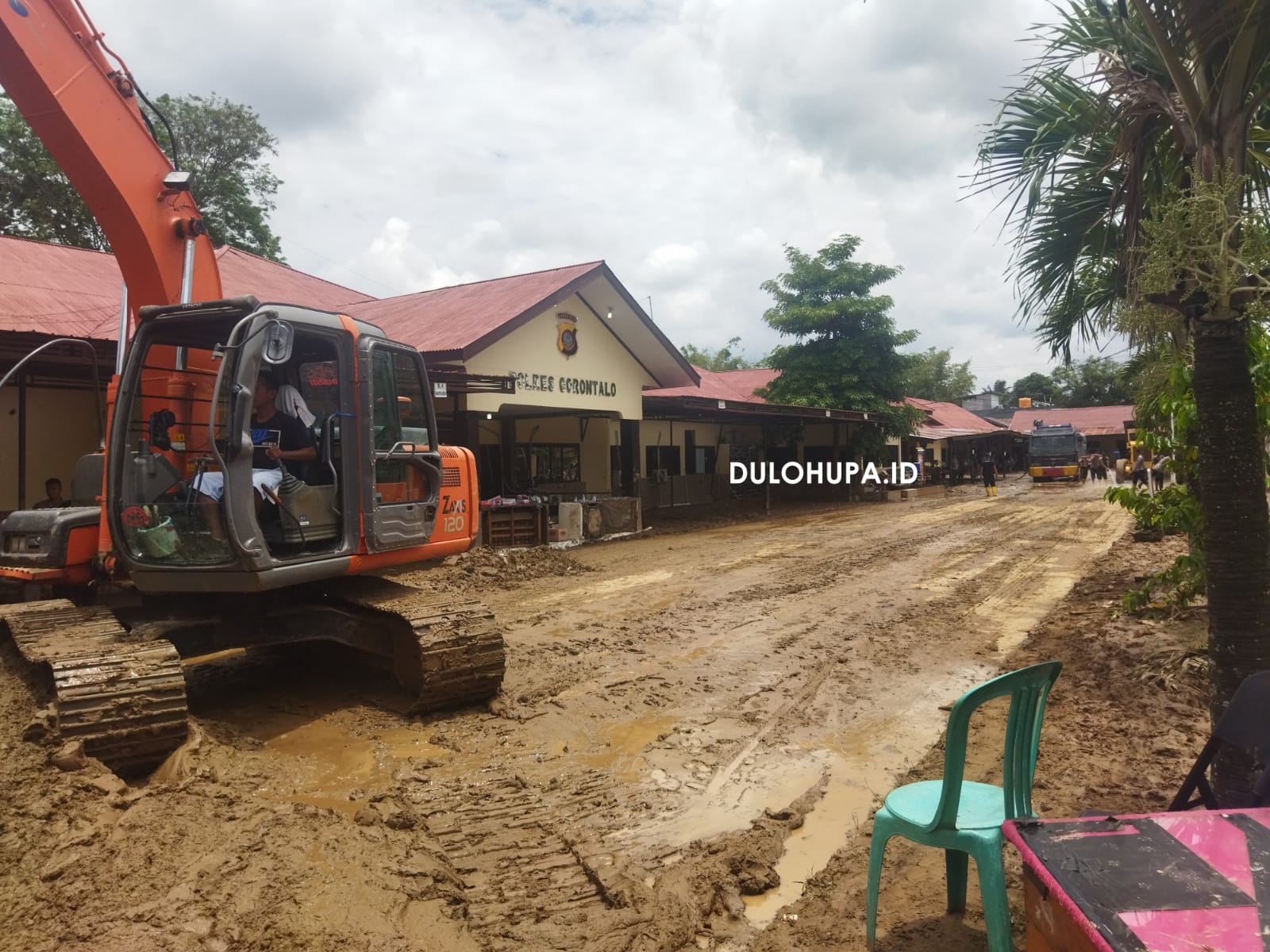 Polres Gorontalo Kerahkan Sejumlah Alat Berat untuk Bersihkan Lumpur Pasca Banjir