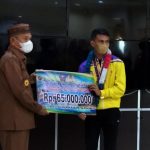 Zelki Ladada atlet takraw yang meraih dua medali emas di PON XX Papua 2021, saat diberikan bonus oleh Bupati Pohuwato Saipul Mbuinga/Hendrik Gani