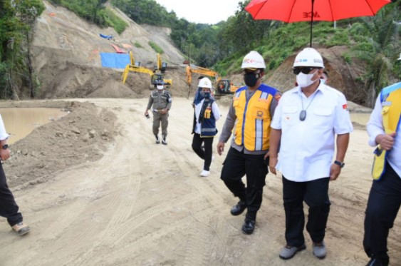 Gubernur Rusli Habibie saat meninjau langsung progres pekerjaan pembangunan Bendungan Bulango Ulu di Desa Tuloa, Kecamatan Bulango Utara, Kabupaten Bone Bolango, Rabu (3/11/2021). Foto – Salman