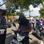 Satlantas Polres Gorontalo saat memeriksa kelengkapan surat kendaraan pengendara/Fandiyanto Pou