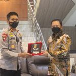 Direktur Pengawasan, Pemeriksaaan dan Hubungan Antar Lembaga BPJS Kesehatan RI, Mundiharno, menyerahkan langsung penghargaan kepada Kapolda Irjen Pol Akhmad Wiyagus, di Lobby Presisi Polda Gorontalo siang tadi, Kamis (4/11/2021).