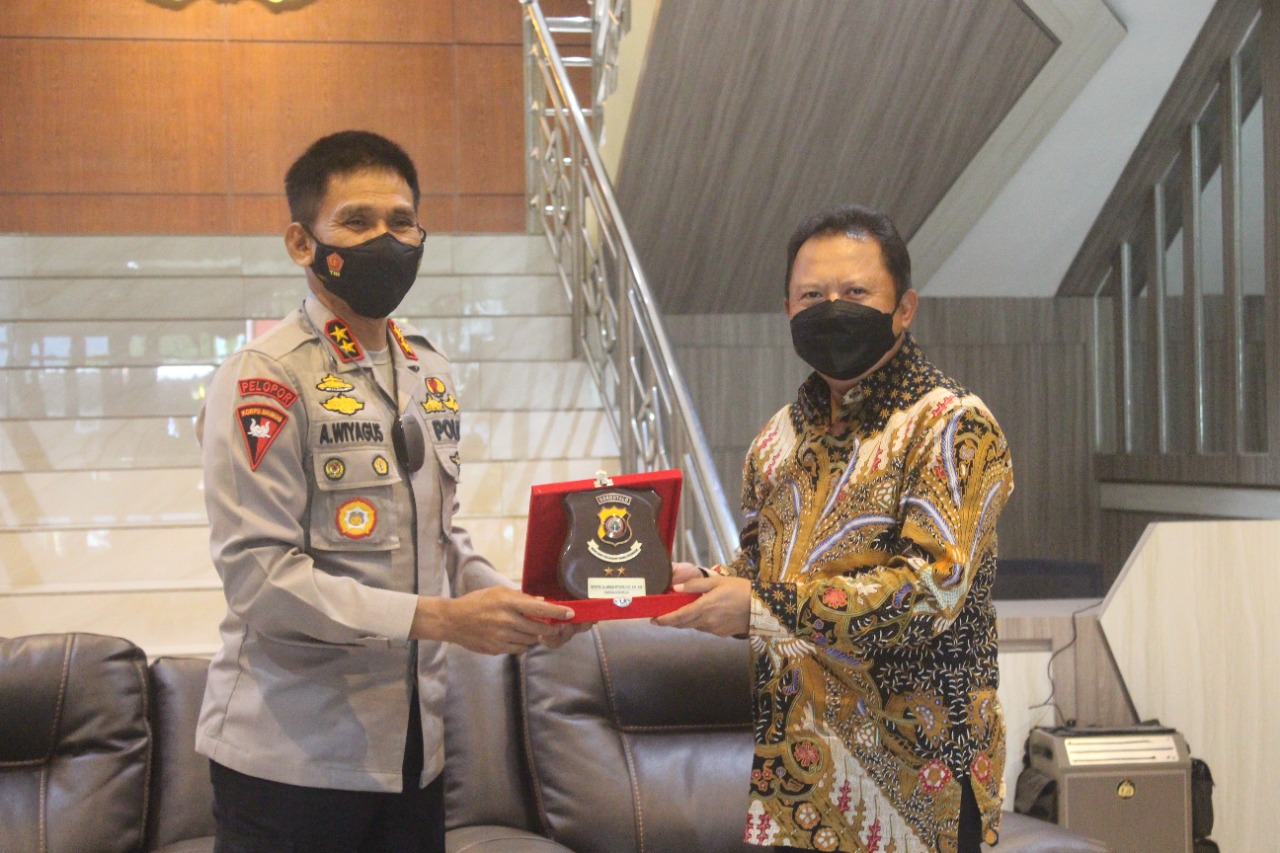 Direktur Pengawasan, Pemeriksaaan dan Hubungan Antar Lembaga BPJS Kesehatan RI, Mundiharno, menyerahkan langsung penghargaan kepada Kapolda Irjen Pol Akhmad Wiyagus, di Lobby Presisi Polda Gorontalo siang tadi, Kamis (4/11/2021).