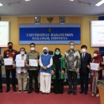PMI Provinsi Gorontalo saat menerima bantuan alat Polymerce Chain Reaction (PCR) dari negara Korea Selatan, melalui Prisipal PT.Langit Pandu Anugrah, di Makassar, Kamis (4/11/2021). Foto – istmewa