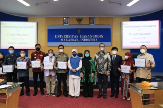 PMI Provinsi Gorontalo saat menerima bantuan alat Polymerce Chain Reaction (PCR) dari negara Korea Selatan, melalui Prisipal PT.Langit Pandu Anugrah, di Makassar, Kamis (4/11/2021). Foto – istmewa