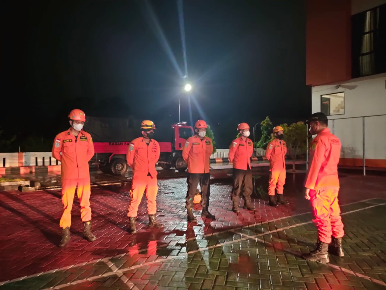 Tim Basarnas saat akan turun melakukan evakuasi banjir/doc Basarnas Gorontalo