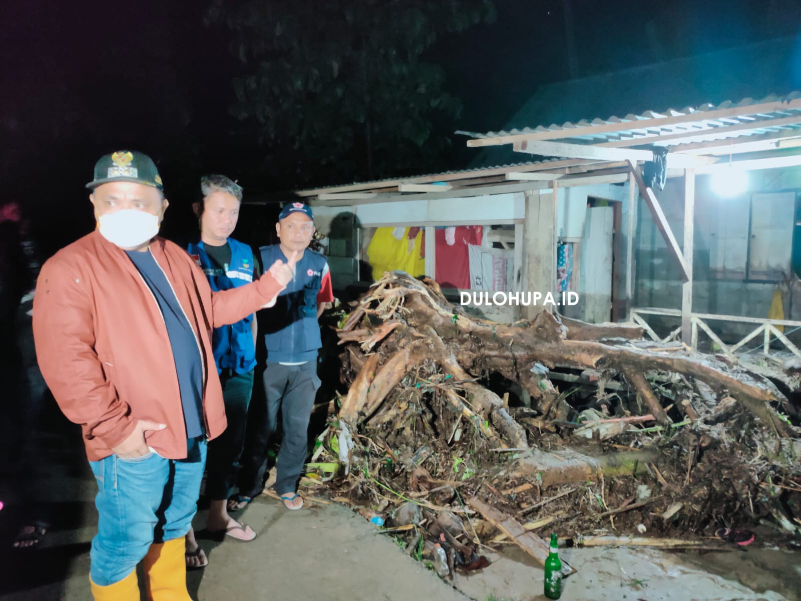 Wakil Bupati Gorontalo, Hendra Hemeto meninjau langsung korban banjir di Desa Daenaa/Hendrik Gani