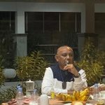 Ketua DPD I Partai Golkar Provinsi Gorontalo Rusli Habibie saat meminpin pertemuan terbatas di kediamannya/Reinaldi Julfirman