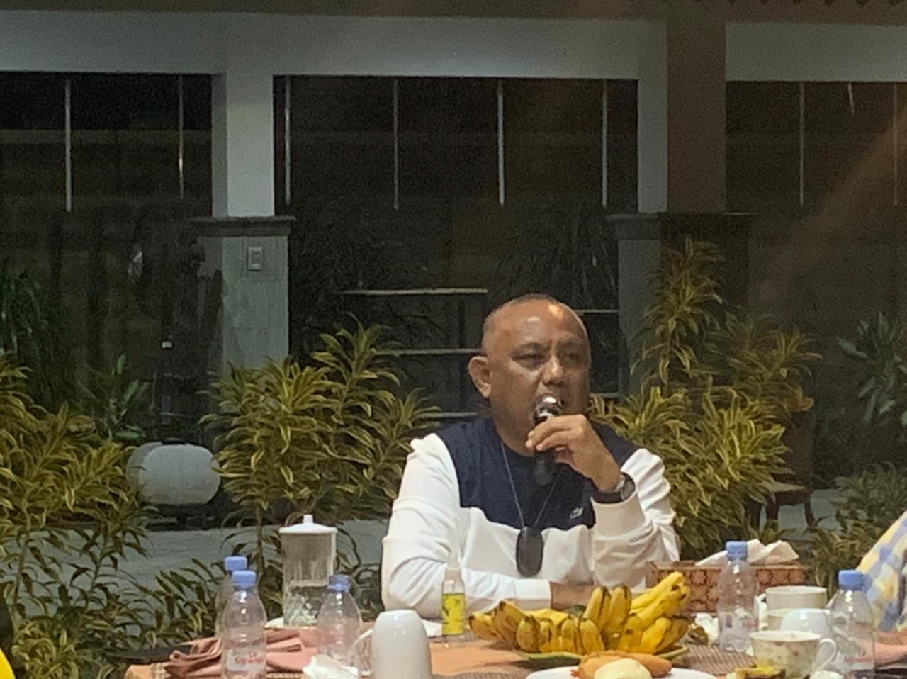 Ketua DPD I Partai Golkar Provinsi Gorontalo Rusli Habibie saat meminpin pertemuan terbatas di kediamannya/Reinaldi Julfirman