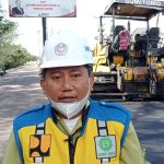 Kepala Bidang Bina Marga Kabupaten Pohuwato, Rudiyanto Mokodompit saat ditemui sedang mengawas pekerjaan jalan diruas jalan blok plan/istimewa
