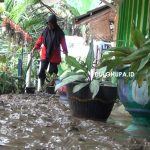 Seorang guru tengah melihat situasi sekolah/Fandiyanto Pou
