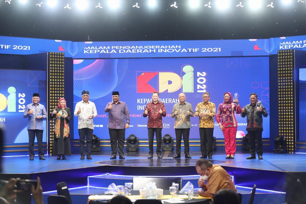 Wali Kota Gorontalo, Marten Taha dianugerahi penghargaan sebagai Kepala Daerah Inovatif (KDI) 2021 oleh MNC.