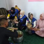 Fory Naway yang didampingi oleh Wakil Ketua Siti Fatrah Sunge, saat meninjau secara langsung lokasi Posko bantuan makanan siap saji, Sabtu (6/11/2021). 