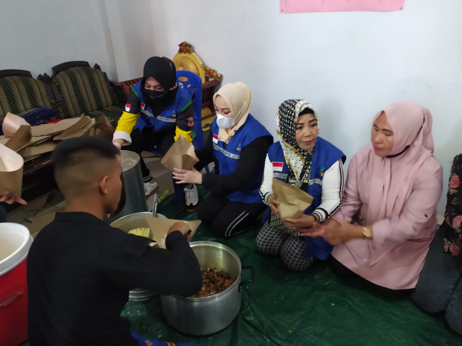 Fory Naway yang didampingi oleh Wakil Ketua Siti Fatrah Sunge, saat meninjau secara langsung lokasi Posko bantuan makanan siap saji, Sabtu (6/11/2021). 