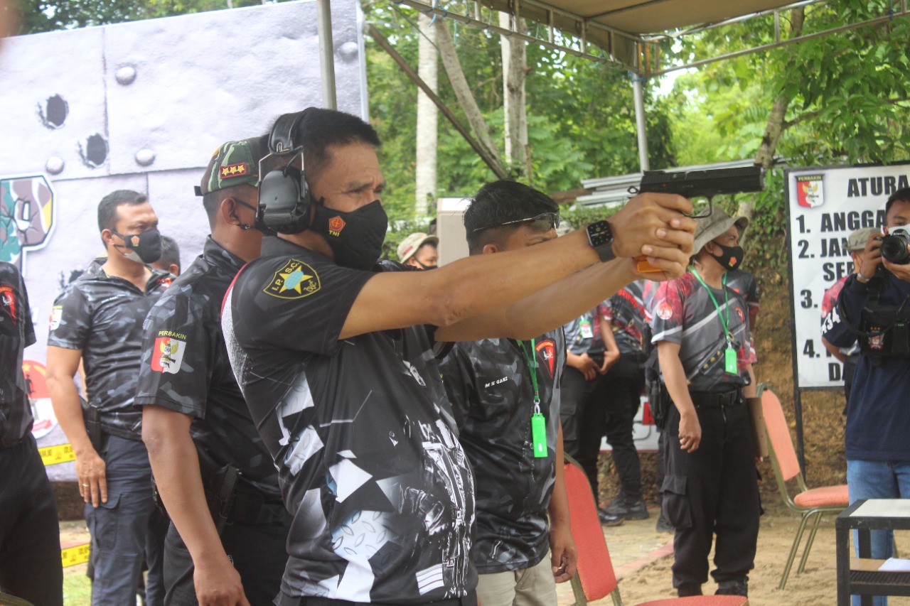 Kapolda Gorontalo, Irjen Pol Akhmad Wiyagus membuka kejuaraan menembak di lapangan tembak Sat Brimob, Jumat (5/11/2021).