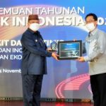 Wagub Gorontalo H. Idris Rahim (kiri) menerima penghargaan dari Kepala Perwakilan BI Gorontalo atas pencapaian jumlah merchat QRIS di wilayah Gorontalo yang melebihi target nasional pada Pertemuan Tahunan BI 2021, Rabu (24/11/2021).