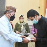 Wali Kota Gorontalo Marten Taha saat memberikan hadiah kepada peserta seni kaligrafi Al-Quran tingkat Kota/humas